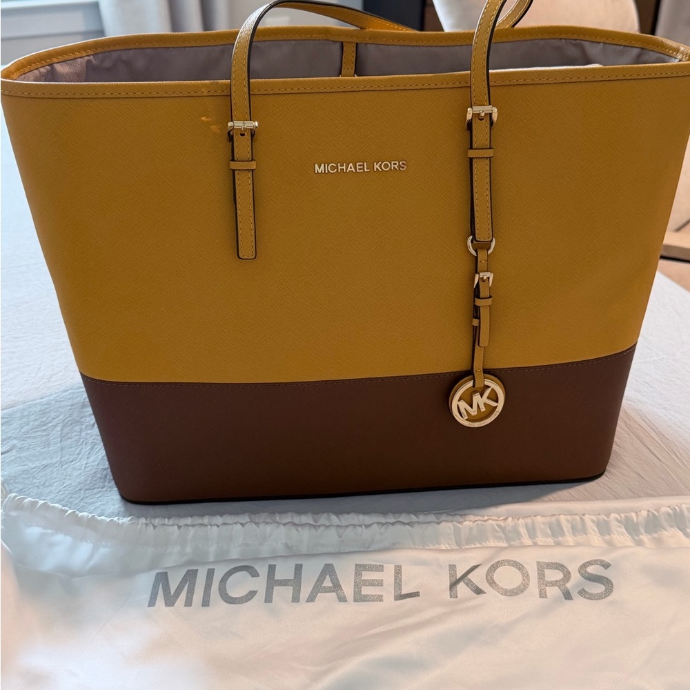 MICHAEL KORS Jet Set Travel Medium
Two-Tone Tote Bag